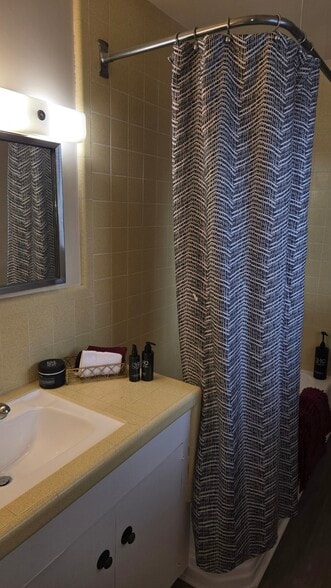 bathroom - 792 Alameda St