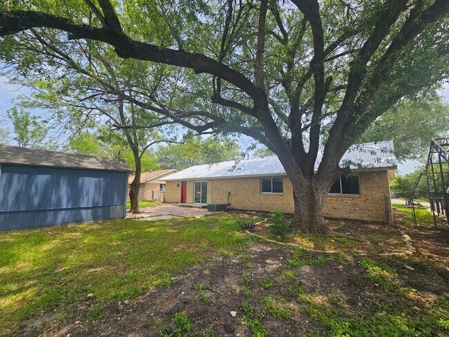 Building Photo - 1401 Trinity St