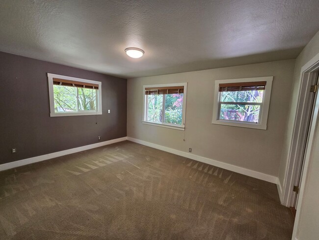 Building Photo - Large and stunning home in rural Sebastopol!