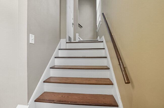 Building Photo - 6 Bed/3 Bath Remodeled Hyde Park Home w/Ce...