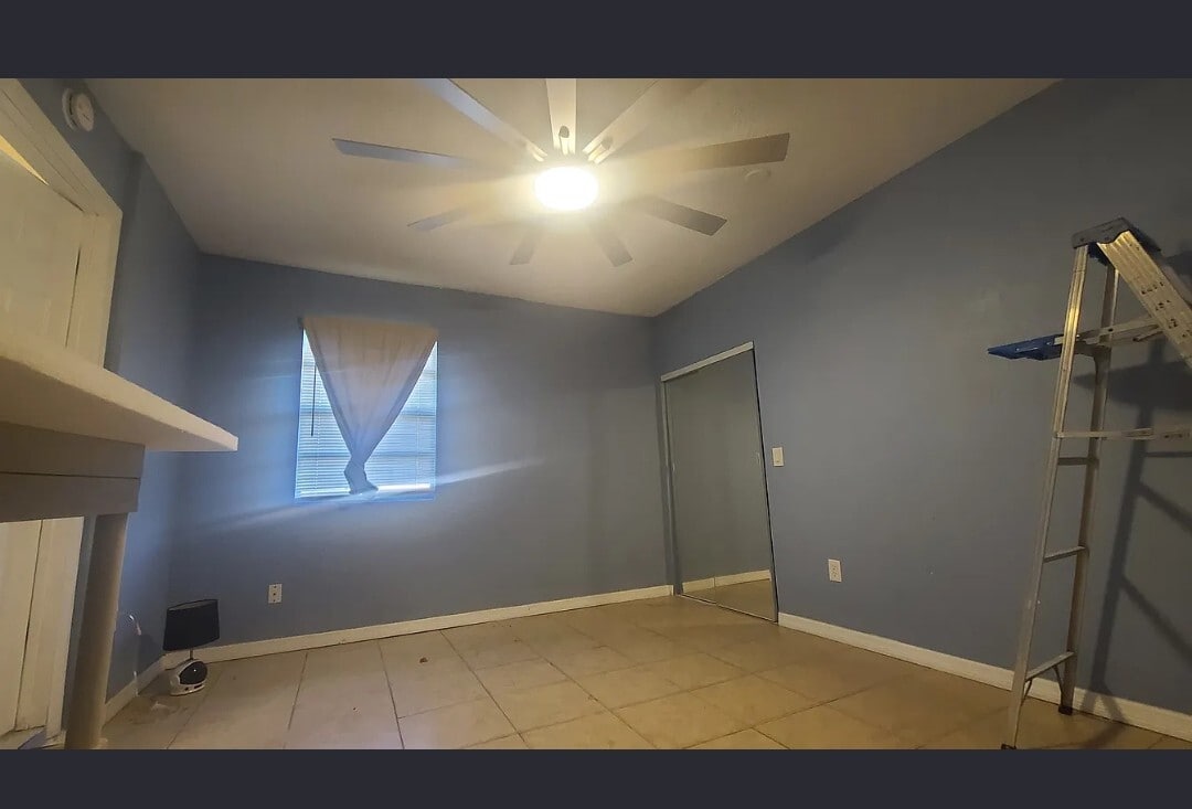 3rd bedroom with mirrored closet and large high end ceiling fan - 650 E Warren Ave