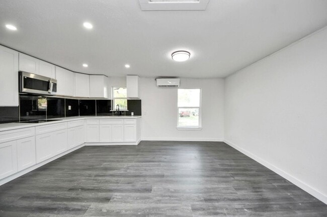 Building Photo - 7640 Broadview Dr