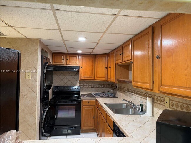 Building Photo - 10090 NW 80th Ct