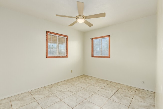 Building Photo - 2823 W Keim Dr