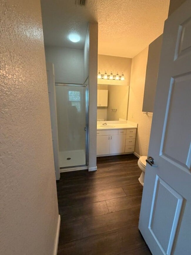 Building Photo - 1 Bedroom Condo in Downtown Free Water, Sewer, Trash and Pest Control! No Hidden Fees!