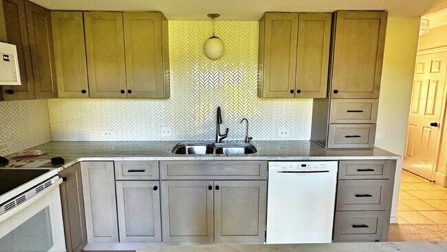 Building Photo - Beautiful Updated 2 Bed 2 Bath on Golf Course in Cherry Creek Schools