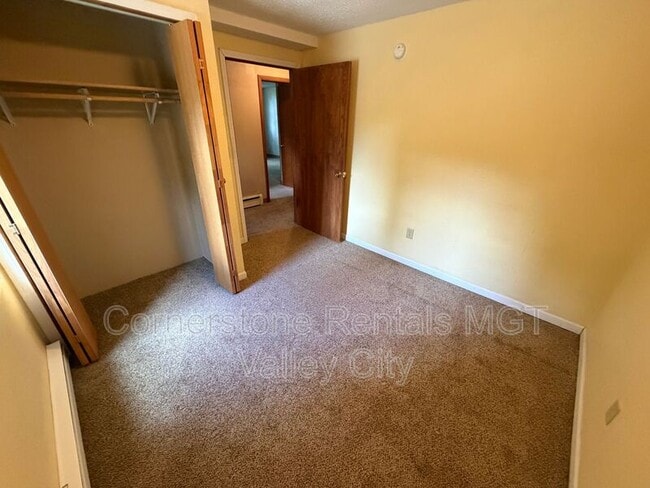 Building Photo - 265 Viking Dr