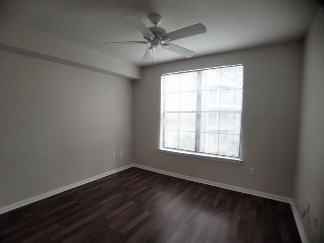 Building Photo - Beautiful 1/1 Pool View Condo x Rent @ Upt...