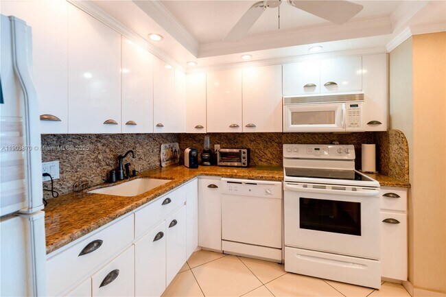 Building Photo - 2101 S Ocean Dr