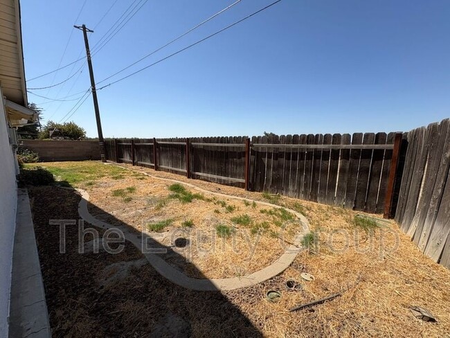 Building Photo - 473 W Deodar Ln