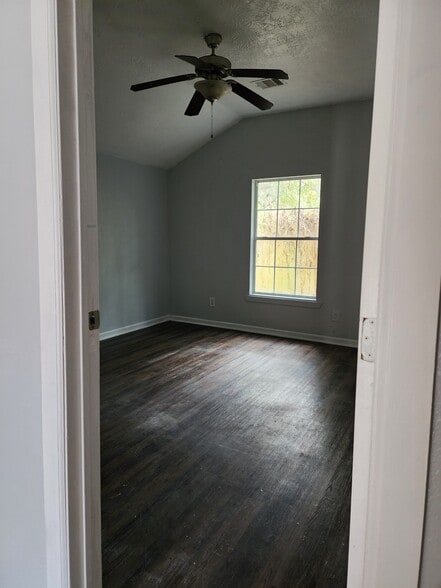 Building Photo - 13802 Hooper Rd