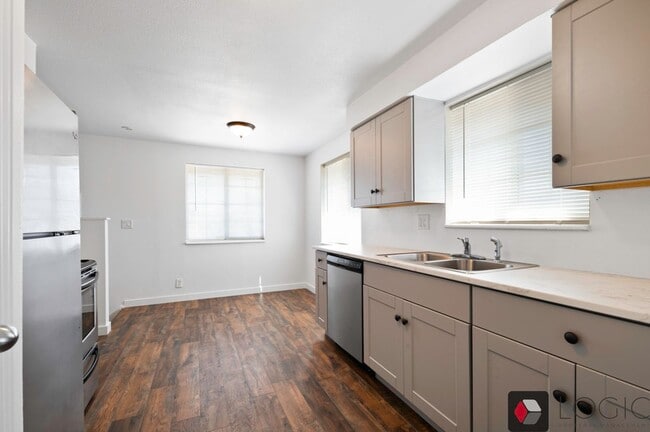 Building Photo - Stunning Single Family Home In Excellent M...