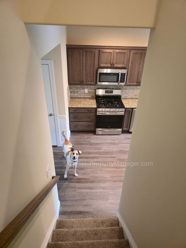 Building Photo - Duplex includes 2 car garage, laundry, pat...