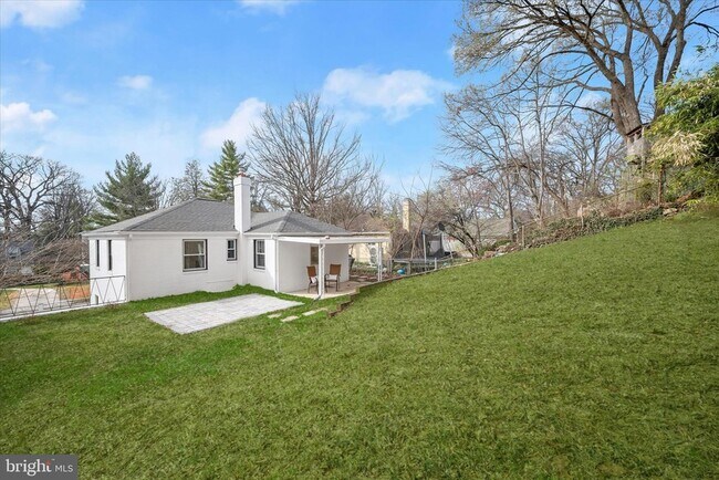 Building Photo - 402 Elm Ave