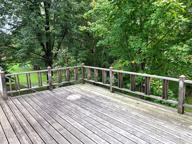 Building Photo - Lakeside 5 Bedroom 3 Bath Home Available N...