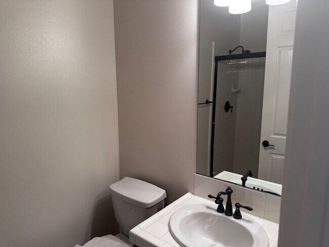 Building Photo - Excellent Extended Family home!