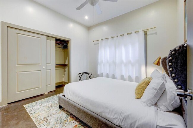 Building Photo - 602 W N Loop Blvd