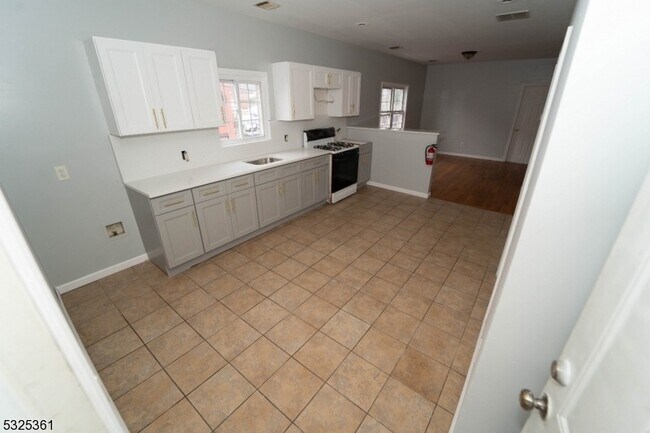 Building Photo - 331 Straight St