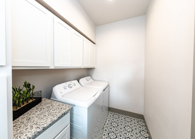 Building Photo - 2 Bedroom Luxury townhome