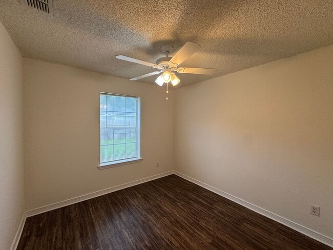 Building Photo - Move In Special 1/2 Off 1st Months Rent! 4...