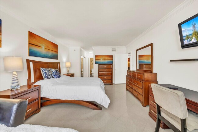 Building Photo - 3725 S Ocean Dr