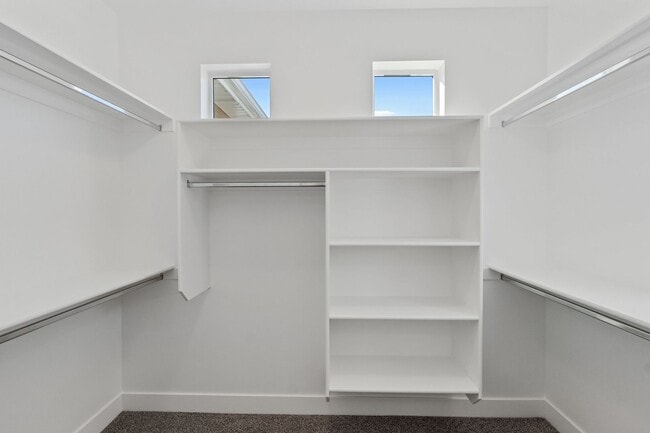 Building Photo - Brand New Luxury 4 Bedroom 2.5 Bath with O...