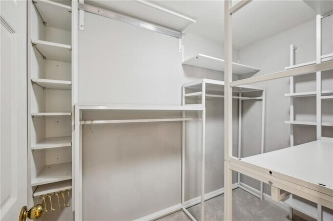 Building Photo - 25316 Plantation Dr NE