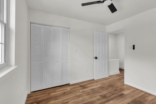 Building Photo - Newly Renovated 2 BR/ 1.5 BA Condo off Eas...