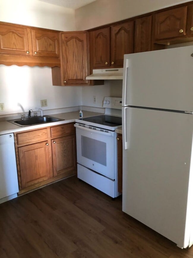 Building Photo - 1 Bedroom, 1 Bath Townhouse in LeClaire, IA