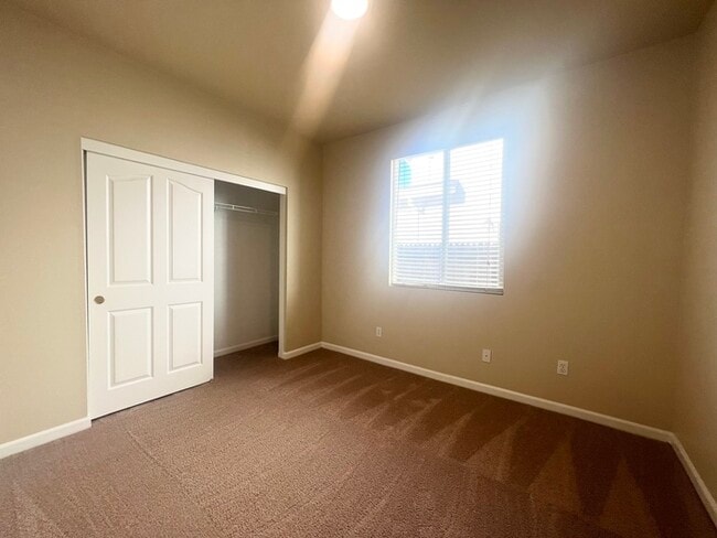 Building Photo - 1732 Hiawatha Dr