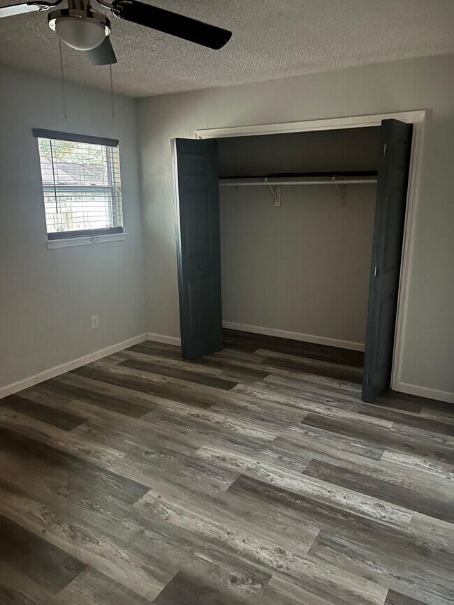 Building Photo - Pensacola Triplex