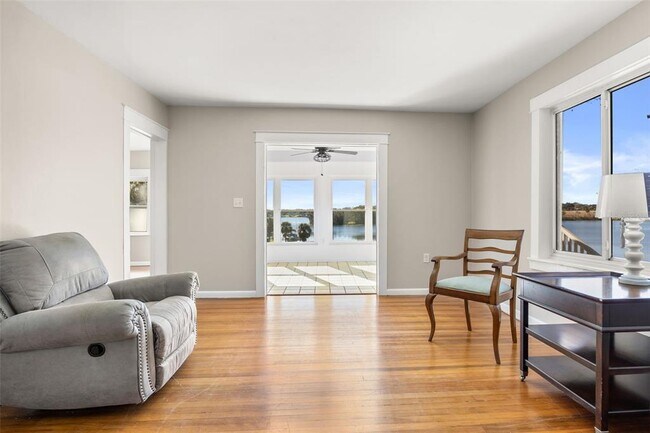 Building Photo - 2119 E Crooked Lake Dr