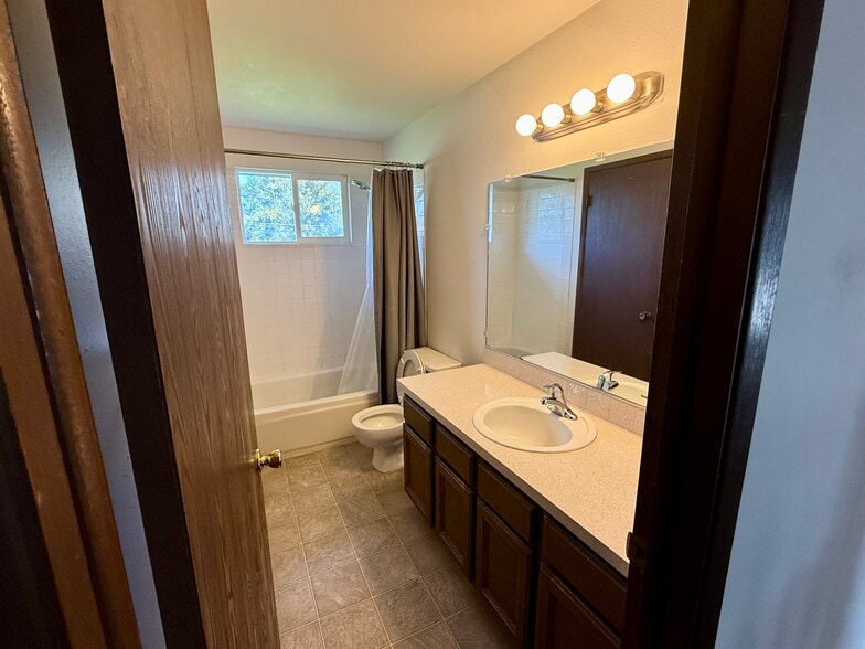 Building Photo - 13411 E 8th Ave