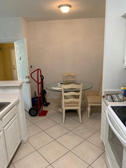 Dinning area - 23560 Walden Center Dr