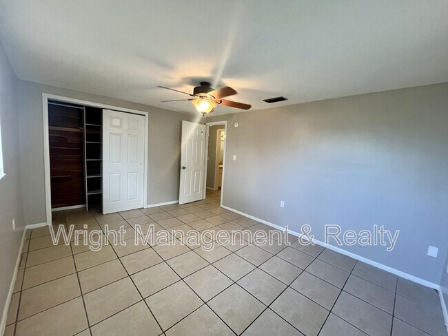 Building Photo - 5033 Farley Dr