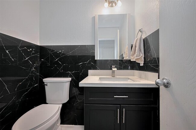 Building Photo - 15214 Mission Forest Dr