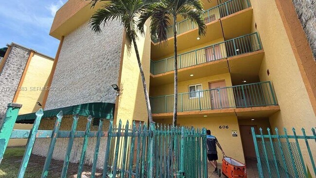Building Photo - 606 W 81st St