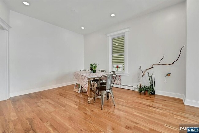 Building Photo - 158 Edgar St