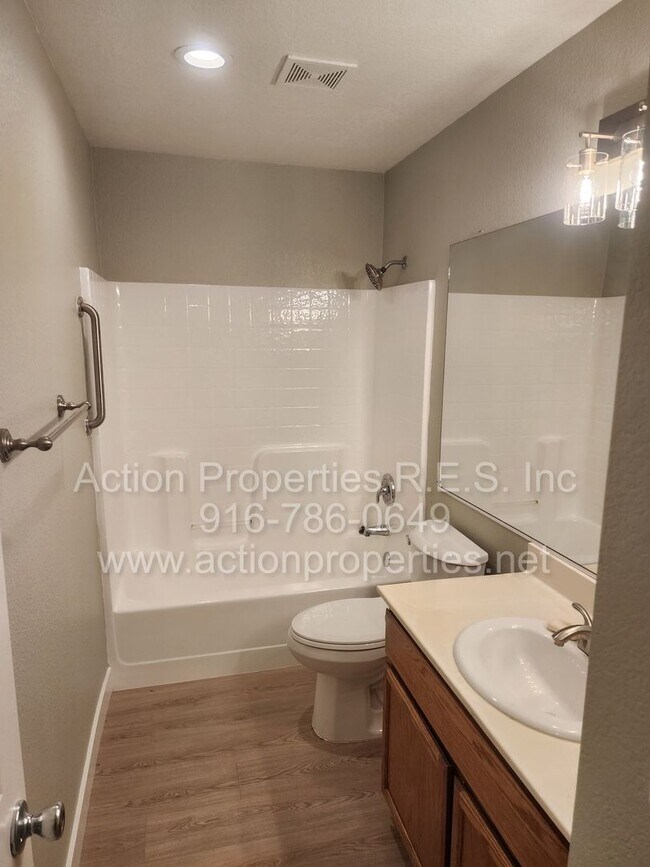 Building Photo - West Roseville 3 bedroom 2 bathroom 1406 sqft Three Car Garage Walking to Wood Creek High