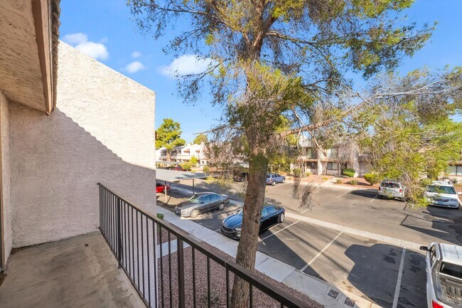 Building Photo - Immaculate two story townhome style condo ...