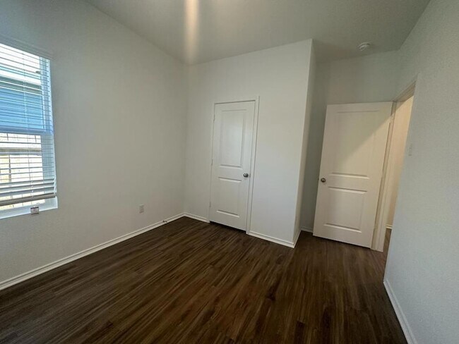 Building Photo - 239 Mica Trl