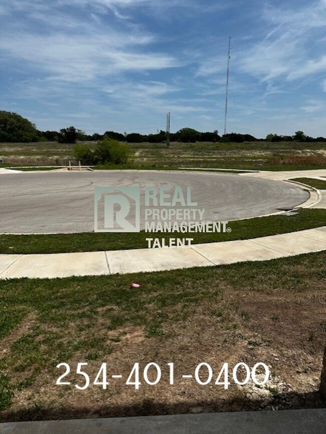 Building Photo - Charming 3-Bedroom, 2.5-Bathroom Duplex in...