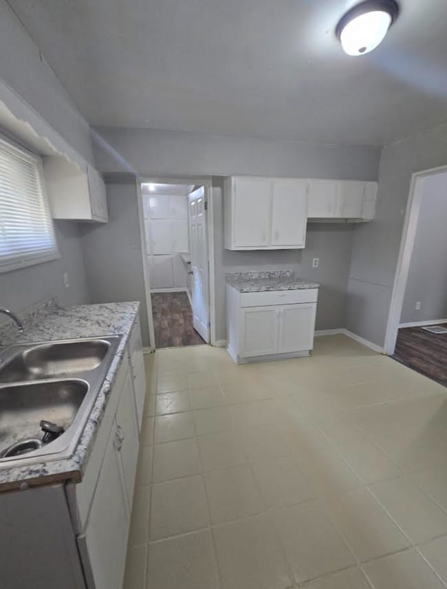 Building Photo - Large Three Bedroom with Bonus Room Single...