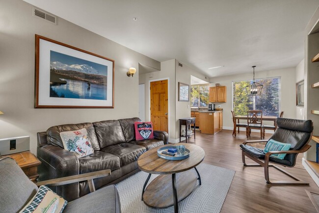 Building Photo - 2 Bed Pinecreek Condo with garage