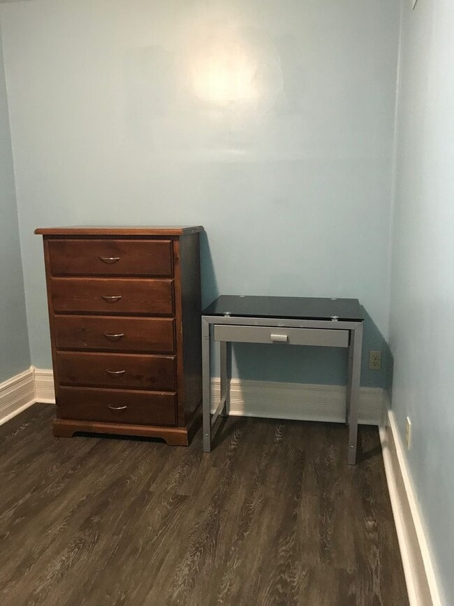 Building Photo - 6 Bedroom 2 Bathroom Home Available NOW fo...