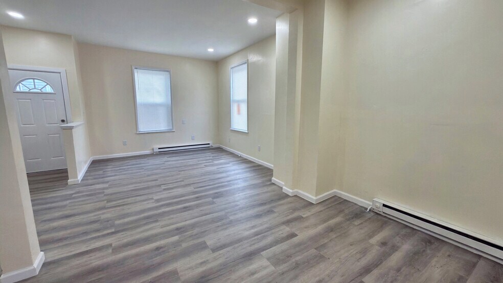 Building Photo - 547 N Silk St