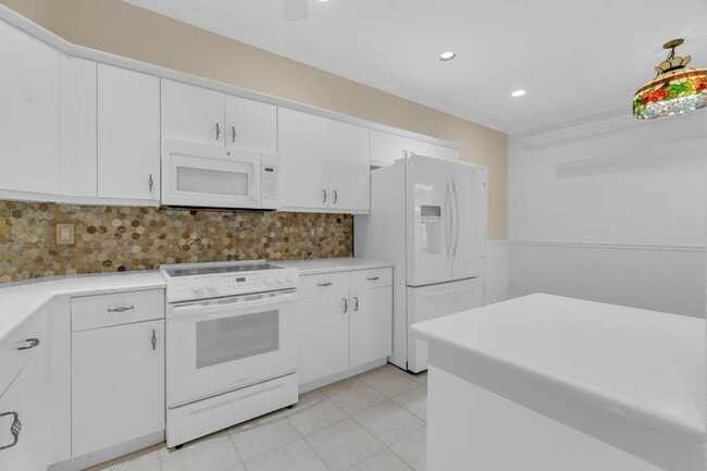 Building Photo - 10664 Royal Caribbean Cir