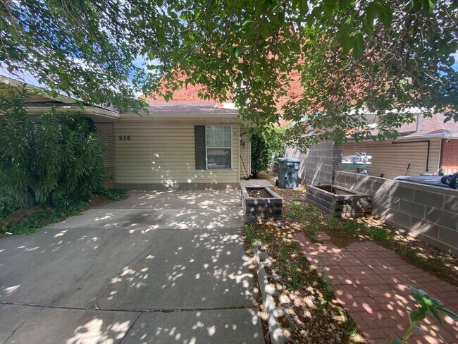 Building Photo - Cute 1 bed 1 bath Townhome