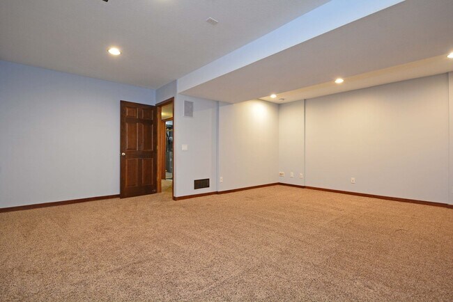 Building Photo - Spacious 4-Bed 4-Bath Home in Shakopee - Available Now!