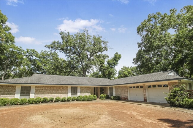Building Photo - 536 Oak Dr
